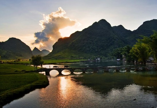 ��ɫ����