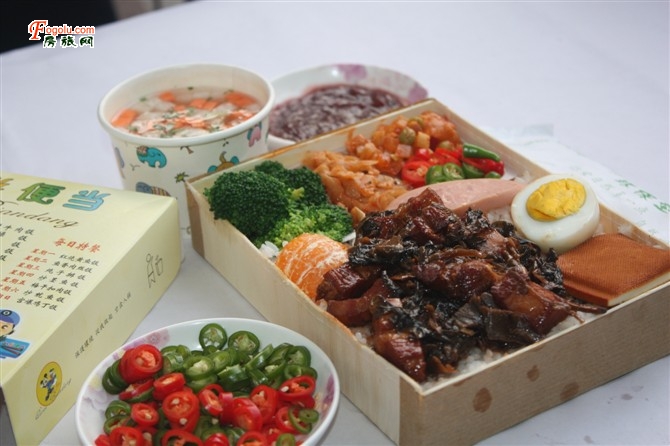  ����ľ�Ʊ㵱�У�ľ�ƿ�ͺж���